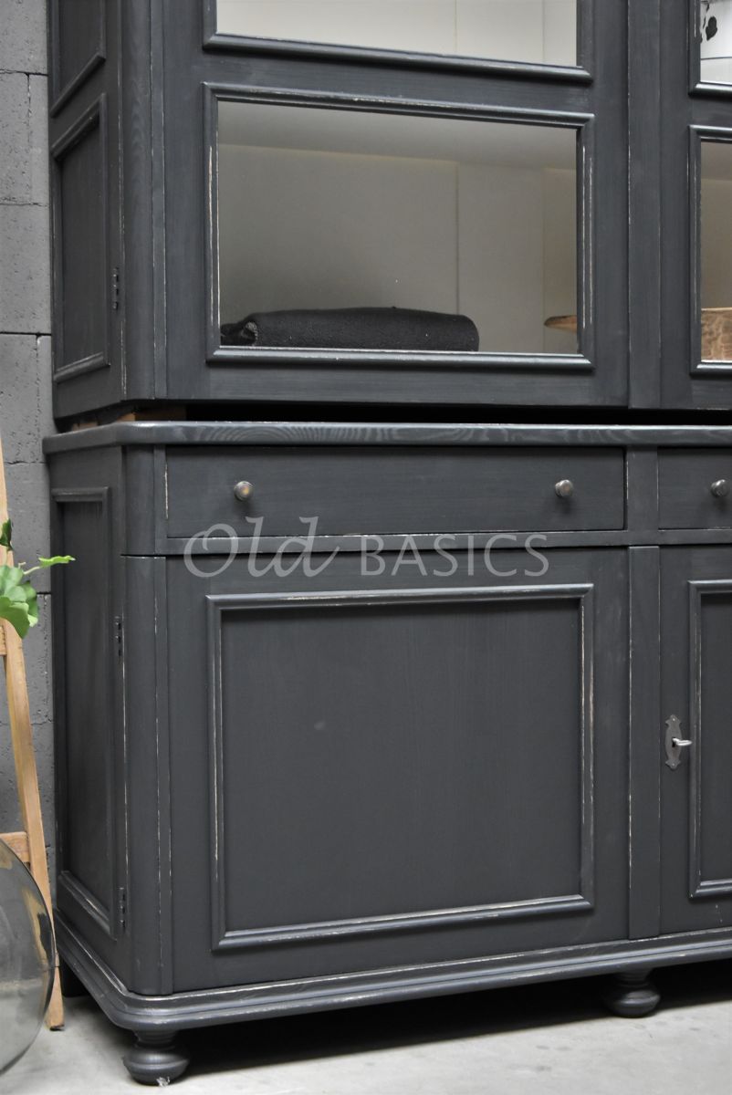 Detail van Vitrinekast Amiens, 3 deuren, RAL7021, zwart, grijs, materiaal hout